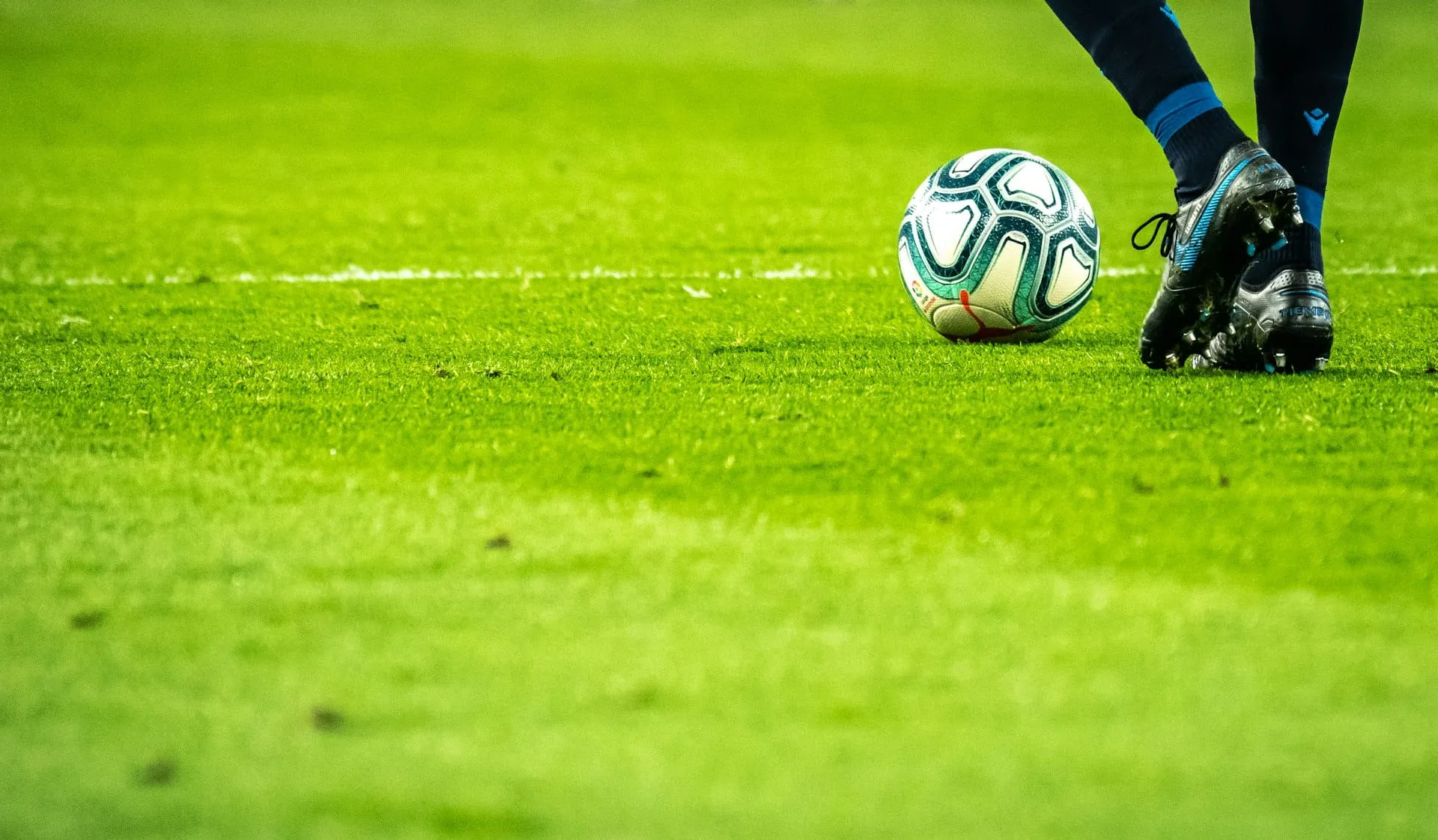 Fußball auf dem Rasen