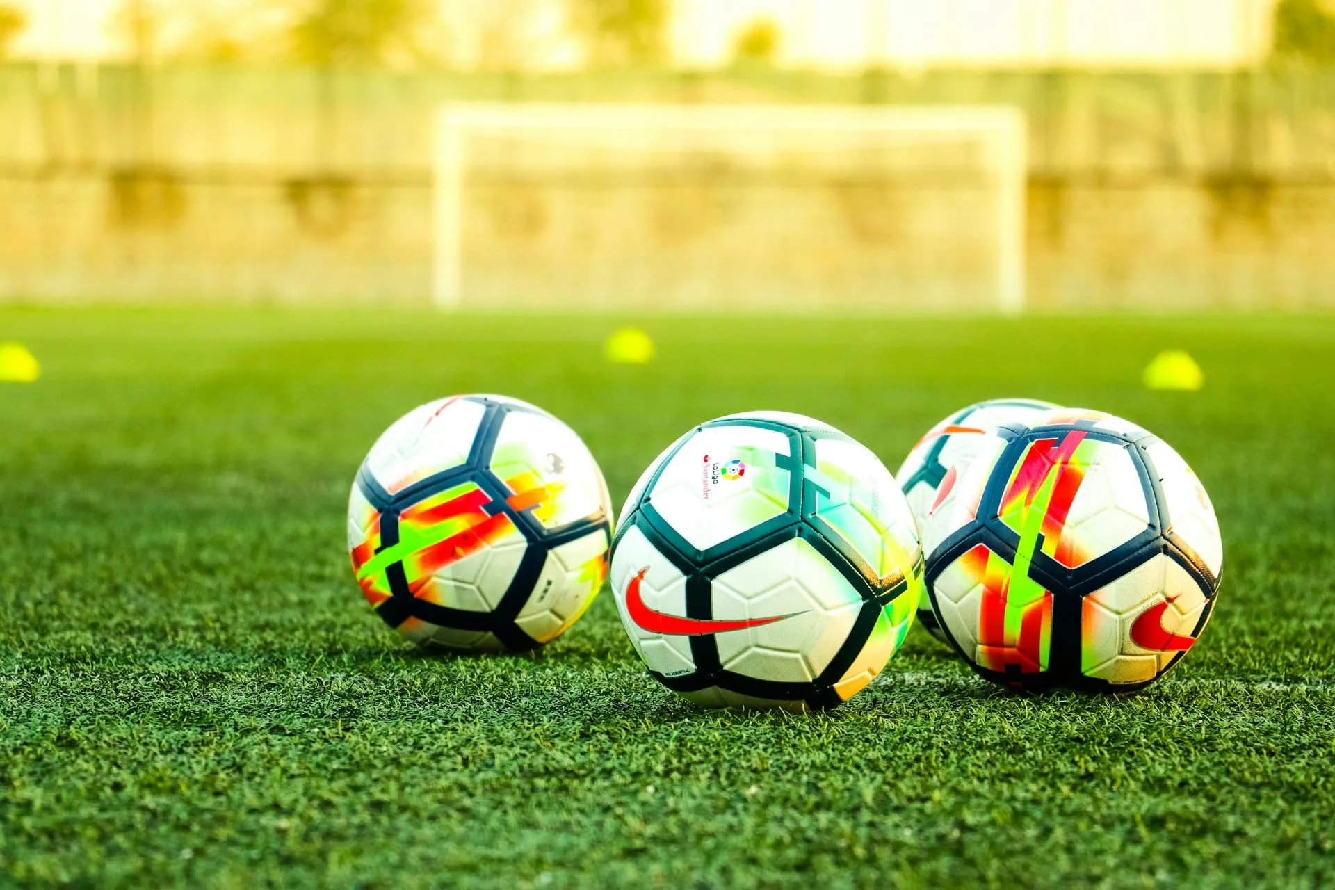Fußbälle auf dem Trainingsplatz