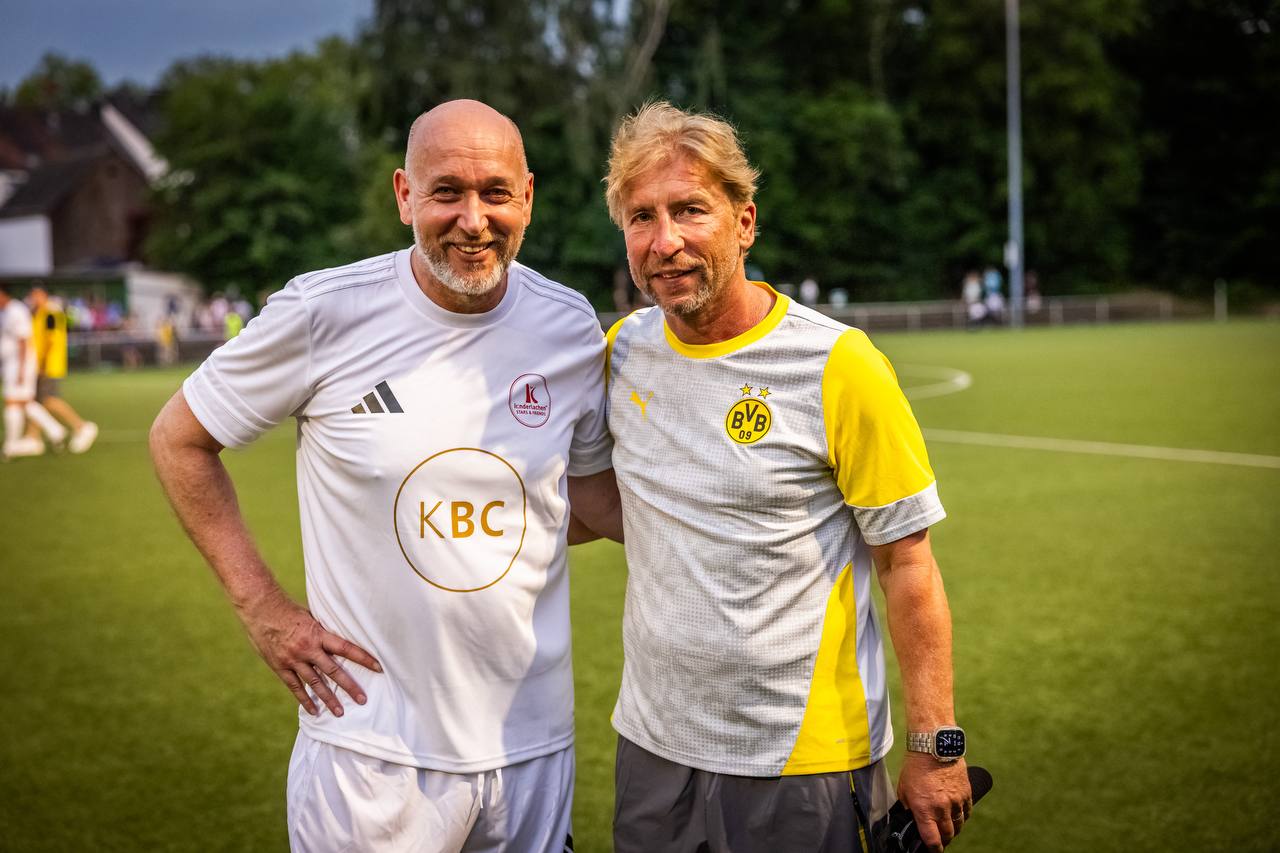 Alle Spieler beim Big Charity Game – BSV Schüren & BVB-Legenden